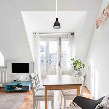 Relax Into Loft Living At A Light-Filled City Escape Budapest Eksteriør billede